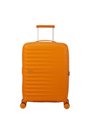 Maleta rígida naranja con un diseño texturizado y estriado, asa retráctil y cuatro ruedas para estabilidad y maniobrabilidad.