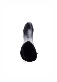 Bota de cuero negro hasta la rodilla con textura suave, puntera redondeada y cierre de cremallera en el lateral. El interior está forrado para mayor comodidad.