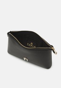 Bustina in pelle nera con zip dorata, etichetta del logo Furla all'interno e scomparti per carte visibili nella fodera interna.