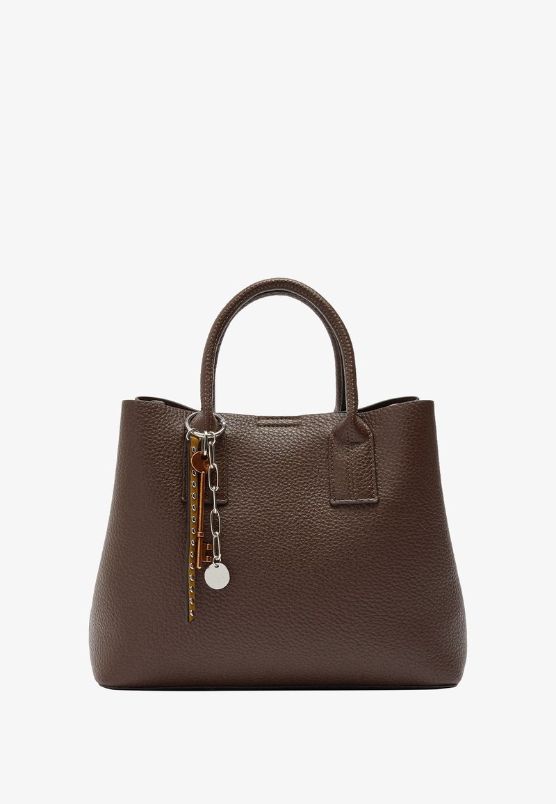 Brązowa skórzana torebka o chropowatej fakturze, z dwoma krótkimi uchwytami i dekoracyjnym breloczkiem. Posiada prostokątny kształt i minimalistyczny design.