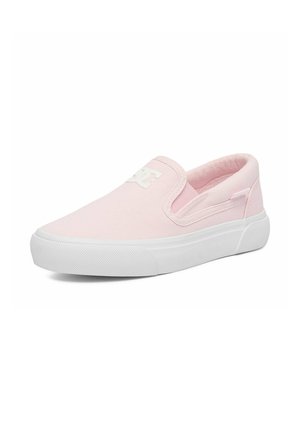 Slip-On-Sneaker aus hellrosa Stoff mit weißer Gummisohle und weißem Logo vorne oben, leicht seitlich auf weißem Hintergrund dargestellt.