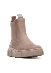Botas Chelsea en topo con un acabado de ante suave, paneles laterales elásticos y una suela estriada de color claro. Cuenta con tiradores para facilitar su uso.