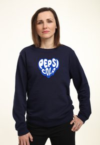 Felpa blu navy realizzata in misto cotone, con un grande logo 'PEPSI COLA' bianco e blu sul davanti e una vestibilità classica.