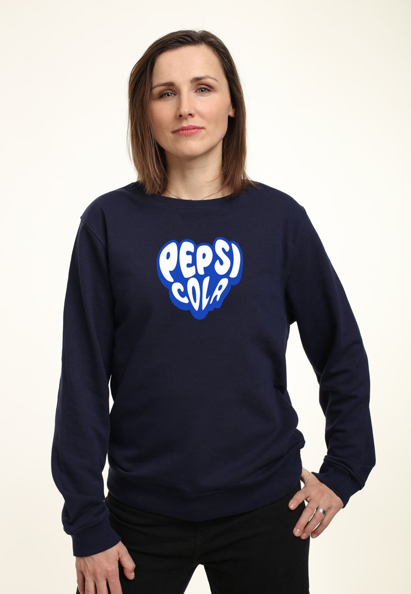 Felpa blu navy realizzata in misto cotone, con un grande logo 'PEPSI COLA' bianco e blu sul davanti e una vestibilità classica.
