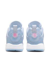 Baskets bleu clair avec des accents gris texturés, des matériaux lisses, une semelle blanche et un logo circulaire rose au talon. Le design comporte une languette.