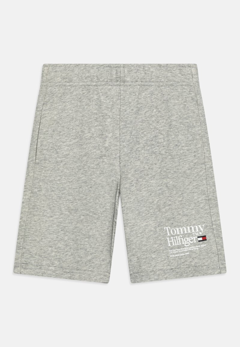Pantalones cortos de algodón gris con cinturilla elástica, bolsillos laterales y un logo blanco impreso en la pierna izquierda. Textura suave, diseño informal.