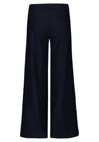 Weite Hosen aus dunkelblauem Stoff, mit einem elastischen Bund und zwei Gesäßtaschen, glatte Textur und ohne sichtbare Verschlüsse oder Verzierungen.