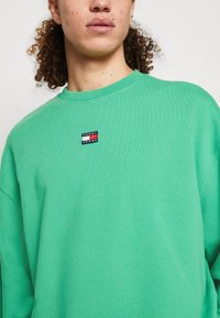 Tommy Jeans RLX XS BADGE CREW - Felpa - coastal green