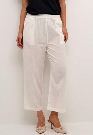 Witte, wijde broek van lichtgewicht stof met een elastische tailleband en voorzakken; gladde textuur en ontspannen fit.