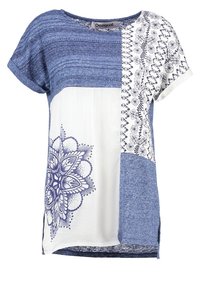Blå och vit Desigual T-shirt med en mixad tygdesign, med ett blommönster och texturerade ränder. Korta ärmar och sidoflikar.