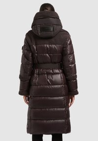 Pikk tumepruun paksult vooderdatud jope, millel on tekstuuriga pehme kapuuts ja varrukad, vööga talje ning tikitud disain särava viimistlusega.