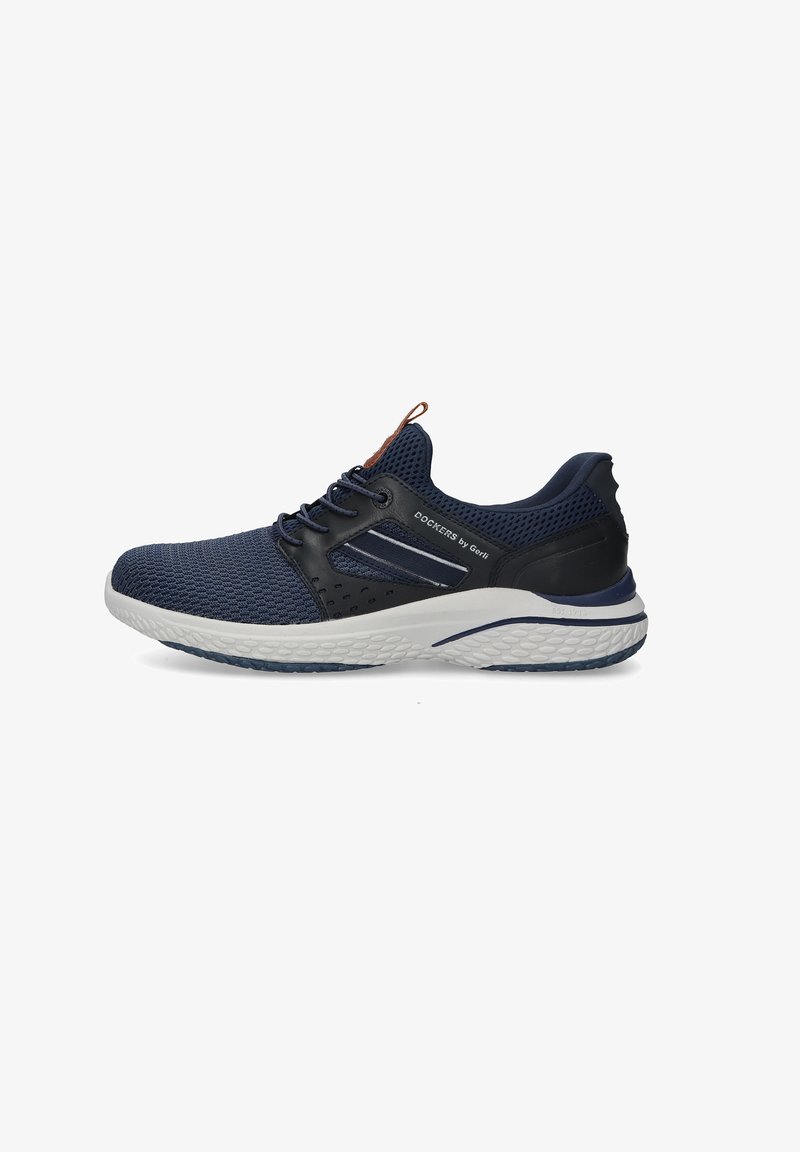Marineblauer Sportschuh aus Mesh mit schwarzen Akzenten, weißer strukturierter Sohle, Schnürdesign und "Dockers by Gerli" Schriftzug an der Seite.