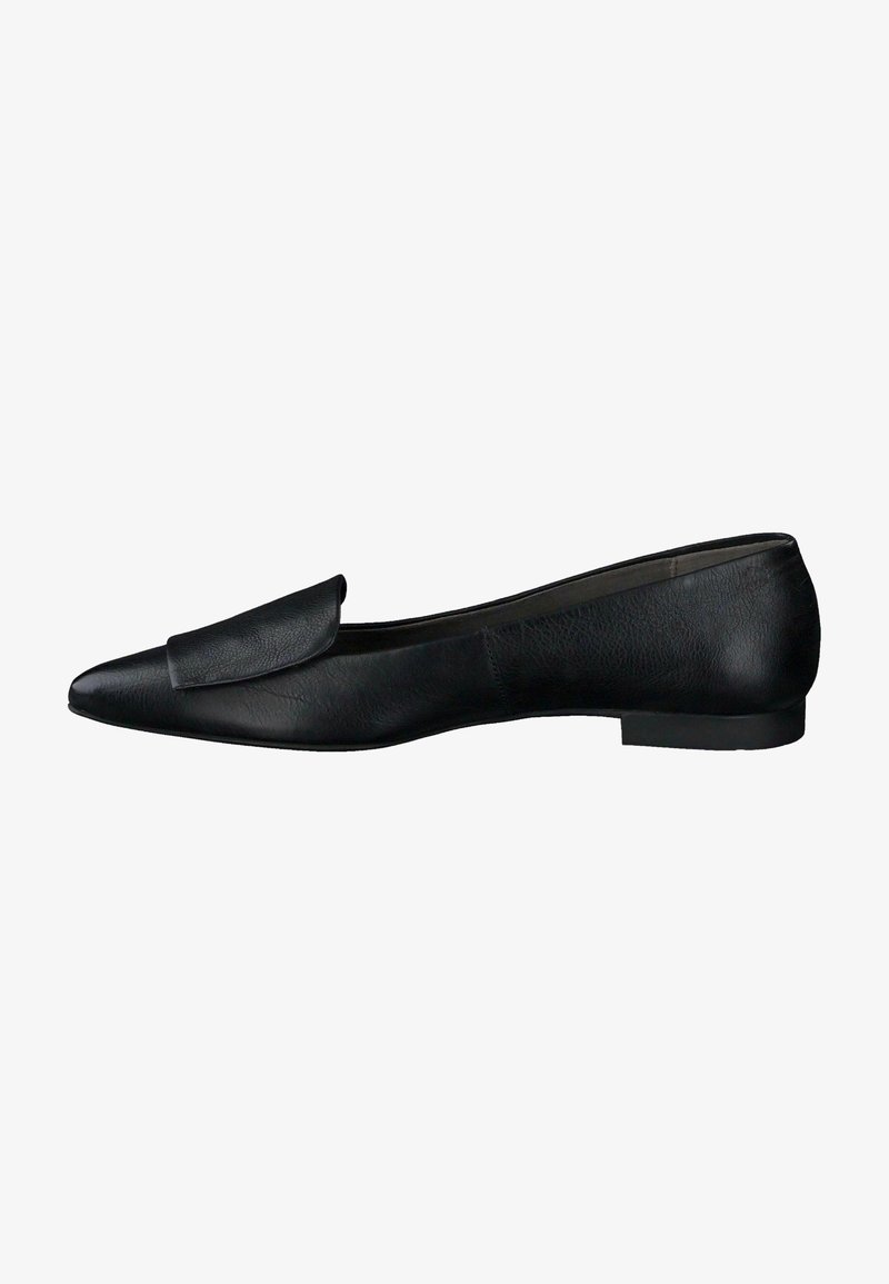 Chaussure plate en cuir noir avec un bout pointu et un rabat décoratif sur le dessus. Présente un petit talon et une texture lisse.