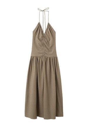 Ärmelloses braunes Midi-Kleid mit Neckholder, geraffter Taille und kleinem weißen quadratischem Muster auf dem Stoff.