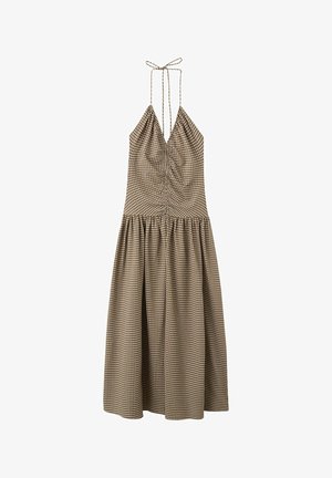 Ärmelloses braunes Midi-Kleid mit Neckholder, geraffter Taille und kleinem weißen quadratischem Muster auf dem Stoff.