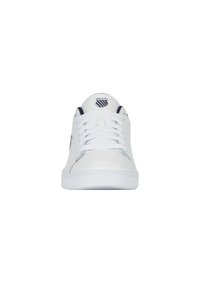 Baskets blanches en cuir lisse, avec un design lacé, bout rond et un logo sur la languette. Dotées d'une semelle blanche texturée.