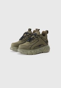 Sneaker verde oliva con superficie texturizzata, lacci neri e suola spessa di colore verde chiaro. Presenta un collare imbottito e accenti con il logo.
