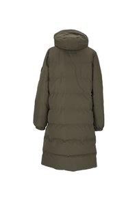 Parka acolchada verde oliva con capucha, presenta una silueta larga, puños elásticos y costuras horizontales para aislamiento. Diseño minimalista.