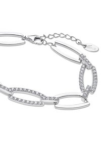 Bracelet en argent avec des maillons allongés et des segments ornés de cristaux transparents. Comprend un fermoir à ressort et une chaîne d'extension ajustable.