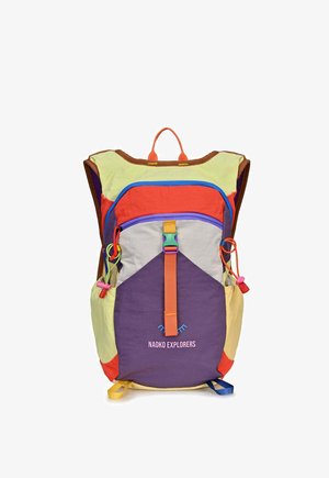 Kolorowy plecak z mieszanką fioletowych, zielonych, czerwonych i żółtych tkanin, wyposażony w regulowane paski, zamki błyskawiczne i haftowane logo.