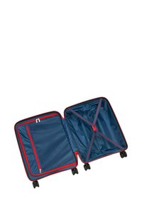 Maleta rígida con un interior azul marino, acentos de cremallera rojos y correas cruzadas. Cuenta con un bolsillo de malla para un almacenamiento organizado. Cuatro ruedas.