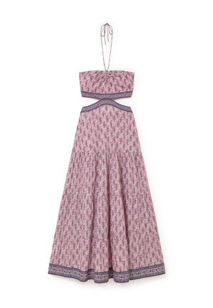Vestido dos piezas rosa con top de cuello halter y falda larga, con patrones florales morados y detalles de borde en el dobladillo y la cintura.