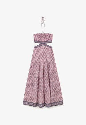 Vestido dos piezas rosa con top de cuello halter y falda larga, con patrones florales morados y detalles de borde en el dobladillo y la cintura.