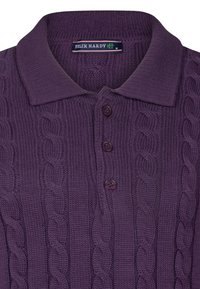 Lila gestricktes Poloshirt mit strukturiertem Kabeldesign, zwei dunklen Knöpfen und Kragen. Das Etikett trägt die Aufschrift "FELIX HARDY", Größe M.