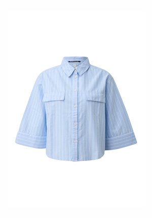 Hellblaues Hemd zum Knöpfen mit weißen vertikalen Streifen, weiten dreiviertel Ärmeln und zwei Brustklappen-Taschen.