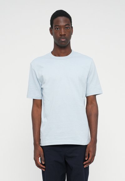 Helles blaues Baumwoll-T-Shirt mit kurzen Ärmeln und Rundhalsausschnitt, das eine sanfte Textur und eine lockere Passform aufweist.