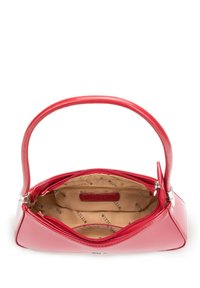 Czerwona skórzana torebka z płaskim dnem, okrągłym wierzchem i jednym uchwytem. Wnętrze wykończone jasnobrązowym materiałem i detalem z logo. Zamek błyskawiczny.