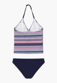 Ensemble de bikini multicolore ; le haut présente un motif avec des bretelles en cordon, le bas est uni bleu marine. Tissu lisse avec un léger éclat.