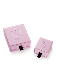 Dos cajas cuadradas en rosa pastel, una más grande y otra más pequeña, con un logo de mariposa en relieve en el centro. Cada una tiene una lengüeta negra para abrir.