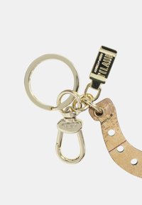Złoty metalowy brelok z karabińczykiem, oznaczeniem marki oraz przymocowaną zakrzywioną paskiem z korka skórzanego z trzema otworami.
