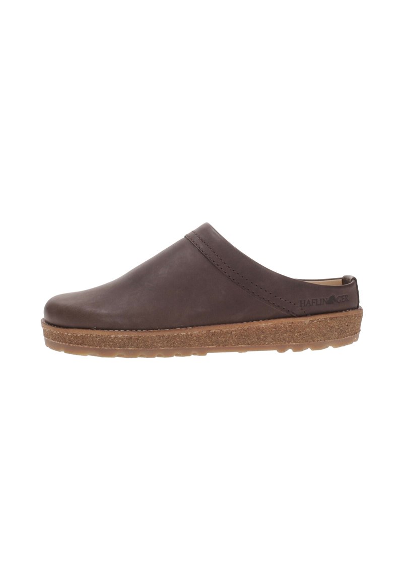 Zoccolo in pelle marrone con punta arrotondata, texture liscia e suola in sughero. Presenta un design cucito lungo il bordo superiore e il logo su un lato.
