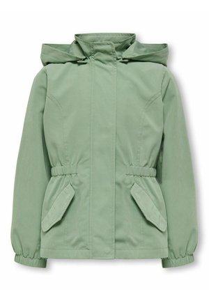 Chaqueta verde claro con capucha, puños elásticos y cintura ajustada. Cuenta con dos bolsillos delanteros y tela lisa mate.