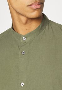 DRYKORN TIJAN - Camisa - green