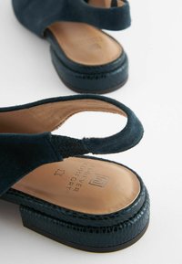 Next FOREVER COMFORT® LEATHER FLAT SLINGBACKS - Takaa avoimet ballerinat - navy blue