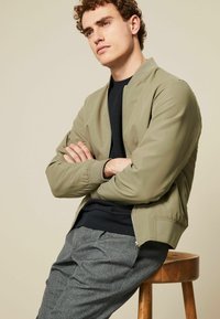 Next REGULAR FIT - Chaquetas bomber - neutral