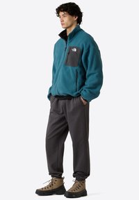 The North Face M YUMIORI REVERSIBLE JACKET - Fleecová bunda - space asphalt grey