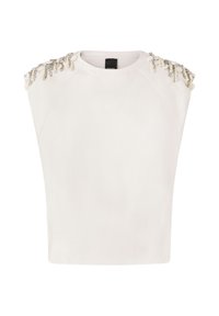 Blusa blanca de manga corta con una silueta estructurada, adornada con perlas y cuentas en los hombros. Textura de tela suave.