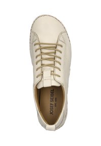 Białe skórzane sneakersy z okrągłym czubkiem, kontrastowym szyciem i beżowymi sznurówkami. Nazwa producenta nadrukowana na wkładce. Gładka tekstura.