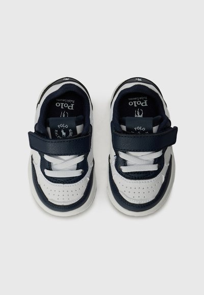 Zapatillas deportivas blancas y marino con diseño perforado, cierre de cordones y de gancho y bucle, cuello acolchado y logotipo en la lengüeta y en el lateral.