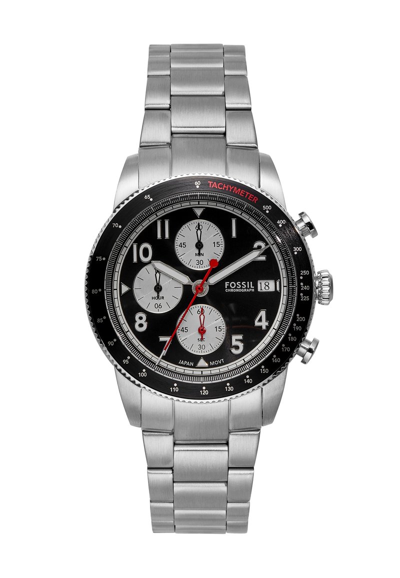 Montre chronographe noire avec bracelet en acier inoxydable argenté, présentant des sous-cadrans blancs, des accents rouges, une échelle tachymétrique et des index heure en chiffres arabes.
