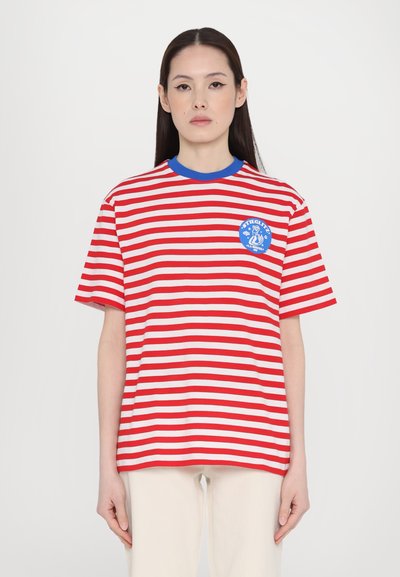 T-shirt rayé rouge et blanc avec un col bleu, présentant un patch logo rond sur la poitrine gauche. Manches courtes, coupe décontractée.