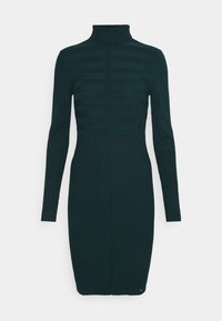 Langärmliges, rollkragen Kleid in Dunkelgrün, mit horizontalen Streifen im oberen Bereich und geripptem Textil im unteren Bereich.