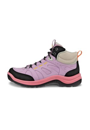 Chaussure de randonnée étanche violette avec des accents noirs, semelle intermédiaire rose et tige texturée. Dispose de lacets jaunes et noirs et d'une languette à l'arrière.