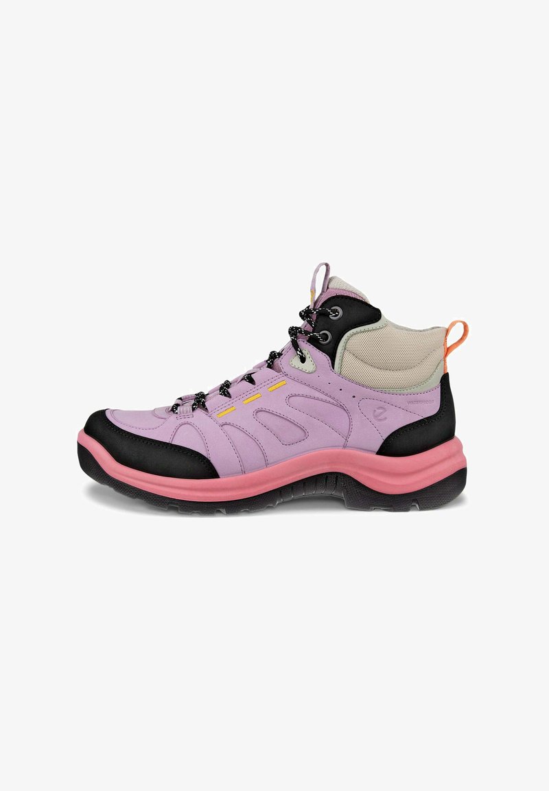 Scarpe da hiking impermeabili viola con accenti neri, intersuola rosa e tomaia testurizzata. Presentano lacci gialli e neri e un'etichetta posteriore per il sollevamento.