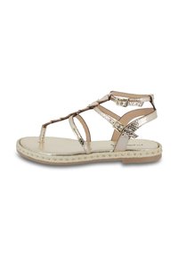 Sandali con suola piatta, dotati di cinturini metallici e testurizzati in beige e oro, e fibbie regolabili. Rifinitura in corda intrecciata lungo la suola.
