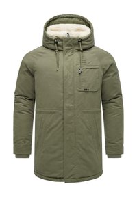 Parka de color verde oliva con capucha, bolsillos laterales, un bolsillo en el pecho y un interior suave forrado en fleece. Cuenta con cordones ajustables.